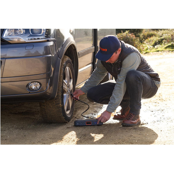 Partidor Batería de Auto 1500A Nebo con Enchufe AC 220-240V